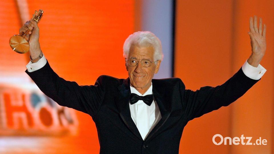 Schon schwer von seiner Krankheit gezeichnet, nahm Rudi Carrell 2006 die Goldene Kamera für sein Lebenswerk entgegen (Archivbild). Bild: Peer Grimm/dpa-Zentralbild/dpa