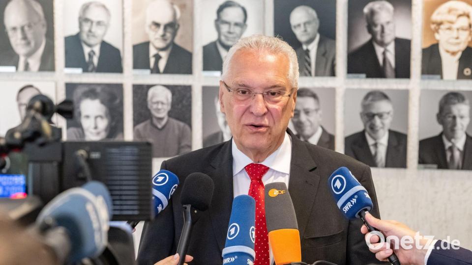 Bayerns Innenminister Joachim Herrmann (CSU) verteidigt in Karlsruhe das bayerische Gesetz. Bild: Uli Deck/dpa