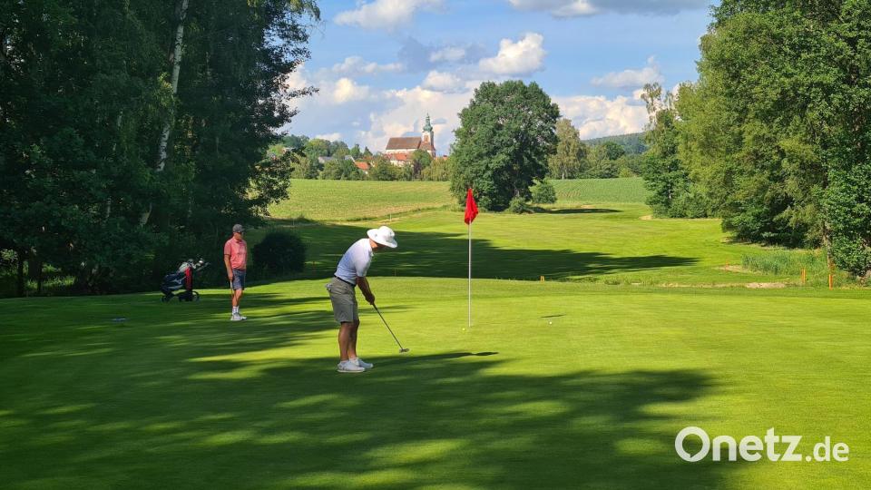 Putten mit Blick auf die St. Laurentius Pfarrkirche in Neualbenreuth am Golfplatz Stiftland. Bild: Jonas Storch