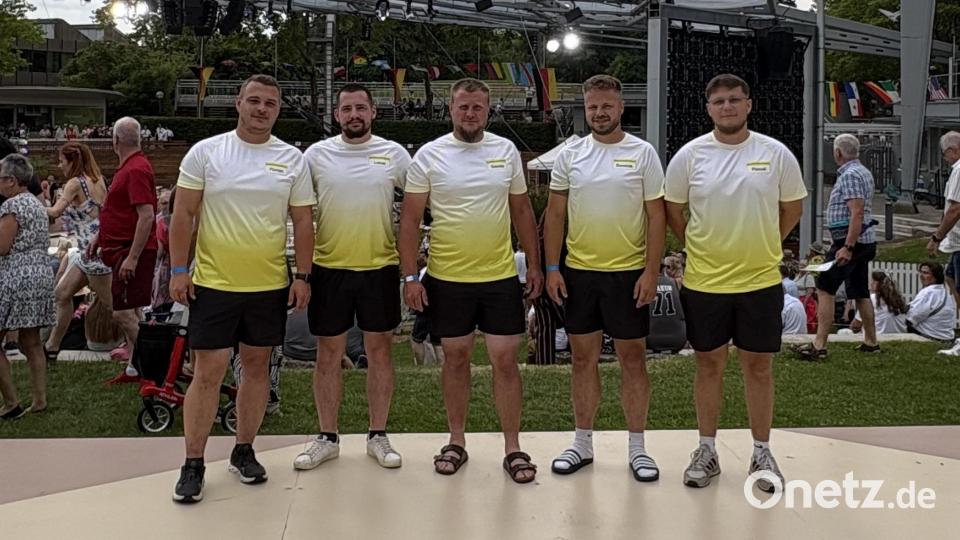 Florian Hawranek, Lukas Schenkl, Sascha Plannerer, Dominik Plannerer und Pascal Ponnath vom Burschenverein Ebnath machten beim Wasserrutschen-Wettbewerb des ZDF-Fernsehgarten mit. Die fünf Oberpfälzer setzten sich gegen zwei andere Teams durch und gewannen Tickets für den ausverkauften Mallorca-Fernsehgarten. Bild: Burschenverein Ebnath/exb