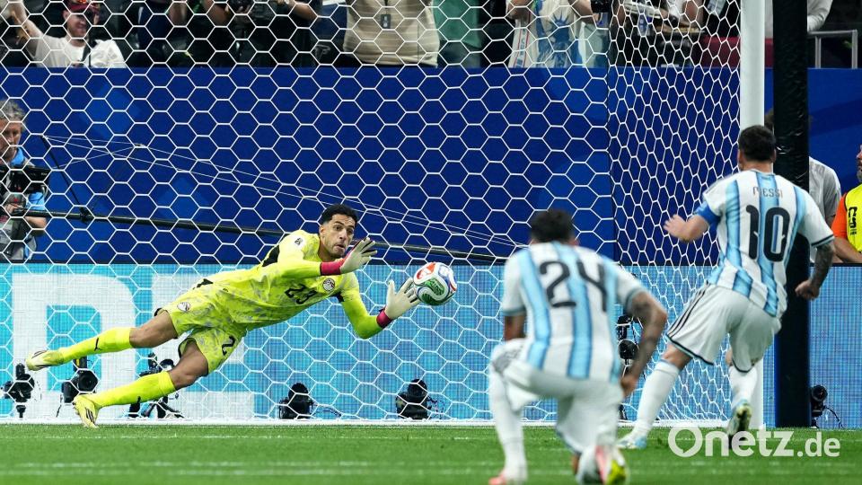Lionel Messi (r) verschießt einen Elfmeter, traf dann aber doch noch. Bild: Martin Rickett/PA Wire/dpa