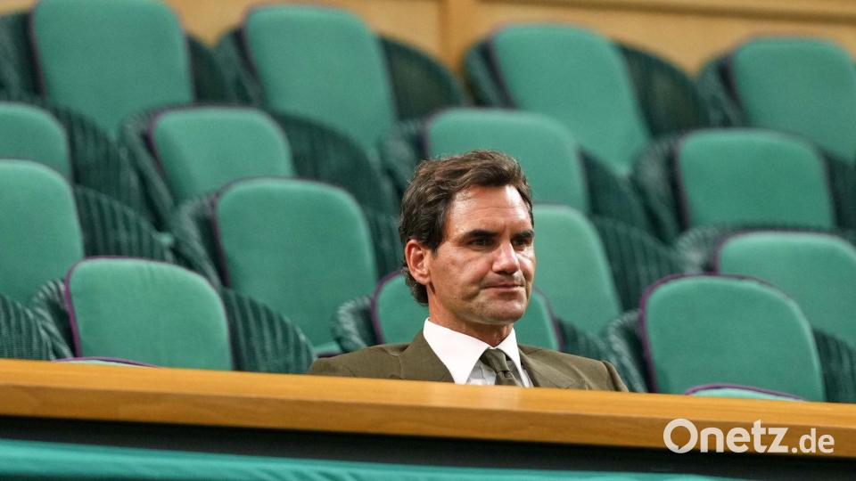 Der achtmalige Wimbledonsieger Roger Federer saß anfangs einsam in der Royal Box. Bild: Kirsty Wigglesworth/AP/dpa