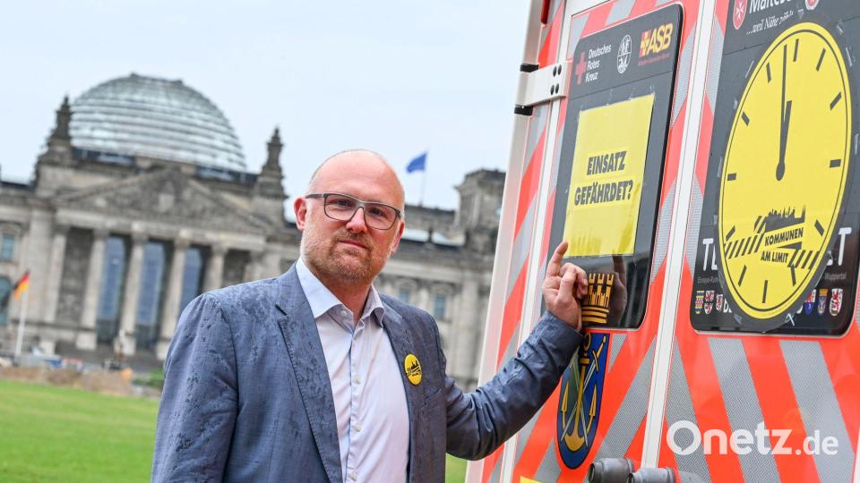 Sören Link (SPD), Oberbürgermeister der Stadt Duisburg, an einem Fahrzeug der Feuerwehr in Berlin. Bild: Jens Kalaene/dpa