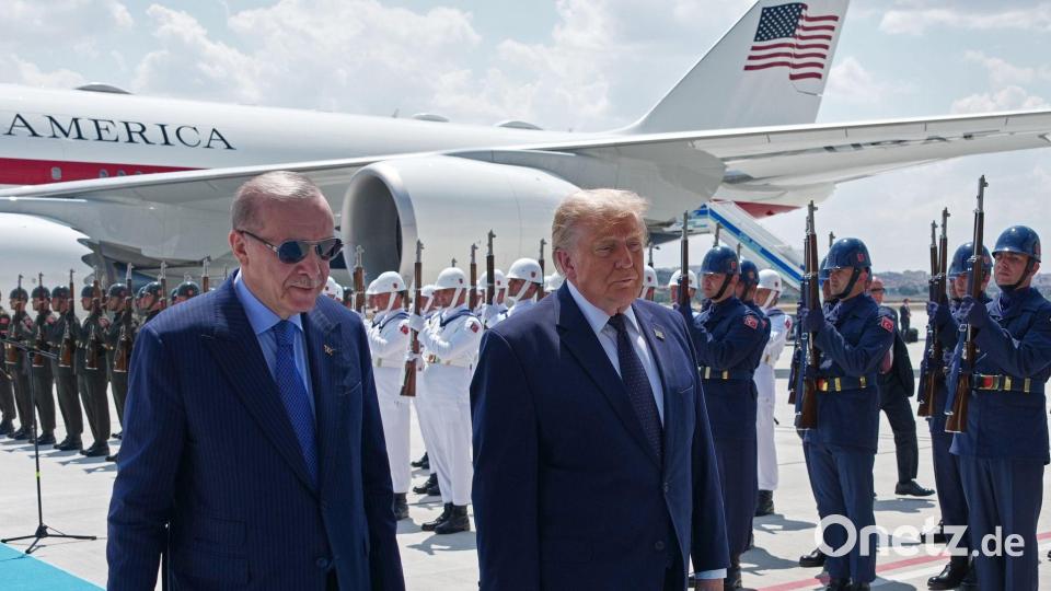 Der türkische Präsident Recep Tayyip Erdogan empfing seinen US-Kollegen Donald Trump direkt am Flugzeug. Bild: Alex Brandon/AP/dpa