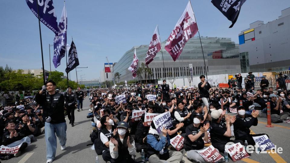 Im Frühjahr drohten die Samsung-Mitarbeiter der Halbleitersparte mit einem Streik. Bild: Ahn Young-joon/AP/dpa