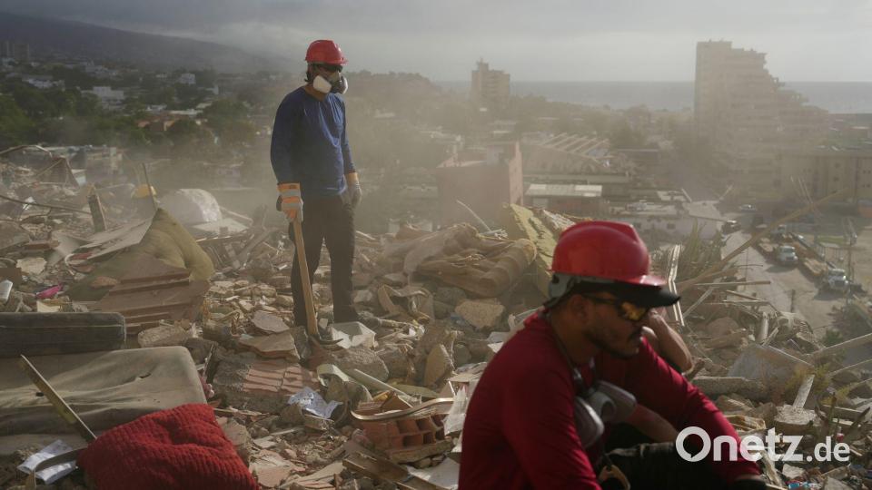 Rettungskräfte und Freiwillige durchsuchen die Trümmer eines Gebäudes, das bei den Erdbeben in Venezuela eingestürzt ist. Bild: Ariana Cubillos/AP/dpa