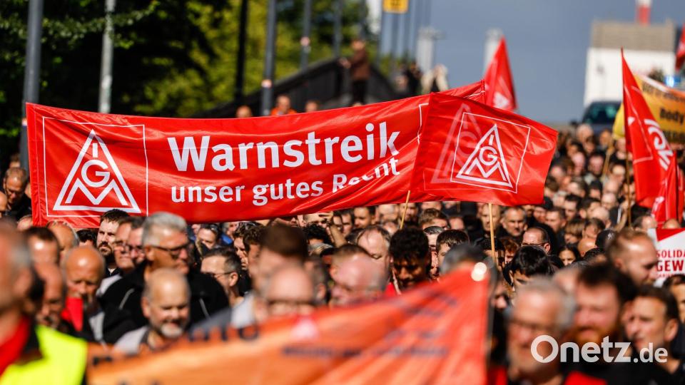 Protest gegen den Sparkurs bei Mercedes-Benz. (Archivbild) Bild: Focke Strangmann/dpa