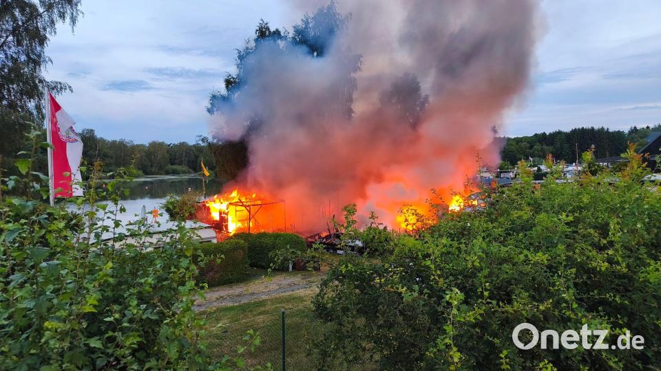 Feuer auf einem Campingplatz in Großkotzenreuth in Eschenbach im Landkreis Neustadt an der Waldnaab - mehrere Campingwagen standen in Flammen. Bild: Jürgen Masching/NEWS5/dpa