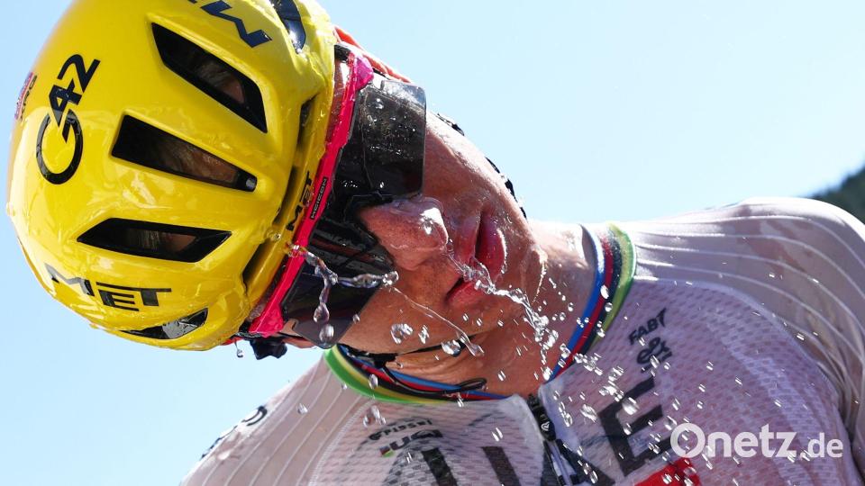 Tadej Pogacar aus Slowenien vom Team Emirates - XRG erfrischt sich im Zielbereich nach seinem Etappensieg beid er Tour de France. Bild: Anne-Christine Poujoulat/AFP Pool via AP/dpa
