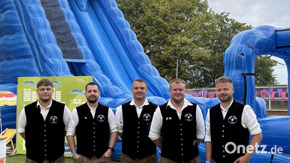 Die Wasserrutschen-Sieger: Die fünf Jungs vom Burschenverein Ebnath gewannen beim Wettbewerb des Fernsehsenders. Bild: Burschenverein Ebnath/exb