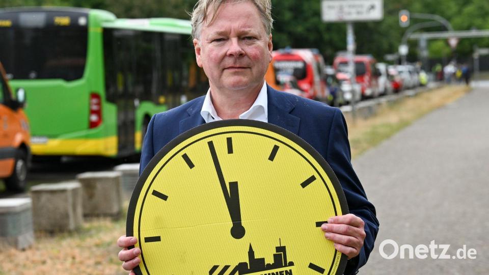 Der Oberbürgermeister von Oberhausen, Thorsten Berg (SPD), bei einer Demonstration von Städten und Kommunen für mehr finanzielle Unterstützung durch den Bund. Bild: Jens Kalaene/dpa