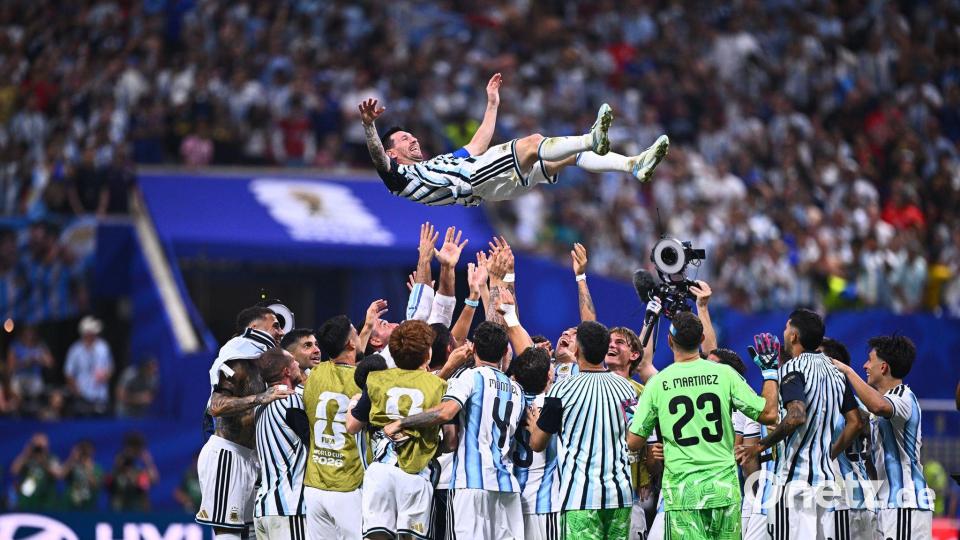Lionel Messi aus Argentinien wird nach dem Sieg gegen Ägypten von seinen Teammitgliedern in die Luft geworfen. Bild: Tom Weller/dpa