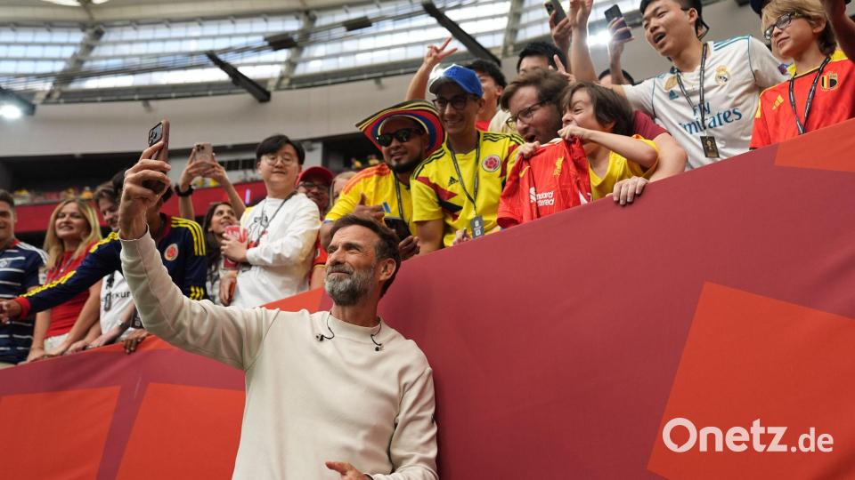 Jürgen Klopp macht mit Fans ein Selfie. Bild: Abbie Parr/AP/dpa