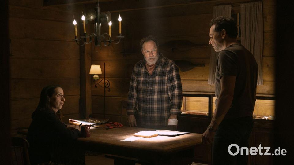 Gemeinsam mit seiner Assistentin Patricia (Kate O'Flynn) und dem abergläubischen Fischermann Wyck (Stephen Root) kommt Bürgermeister Tom den Geheimnissen der Insel auf die Schliche. Bild: ---/Apple TV/dpa