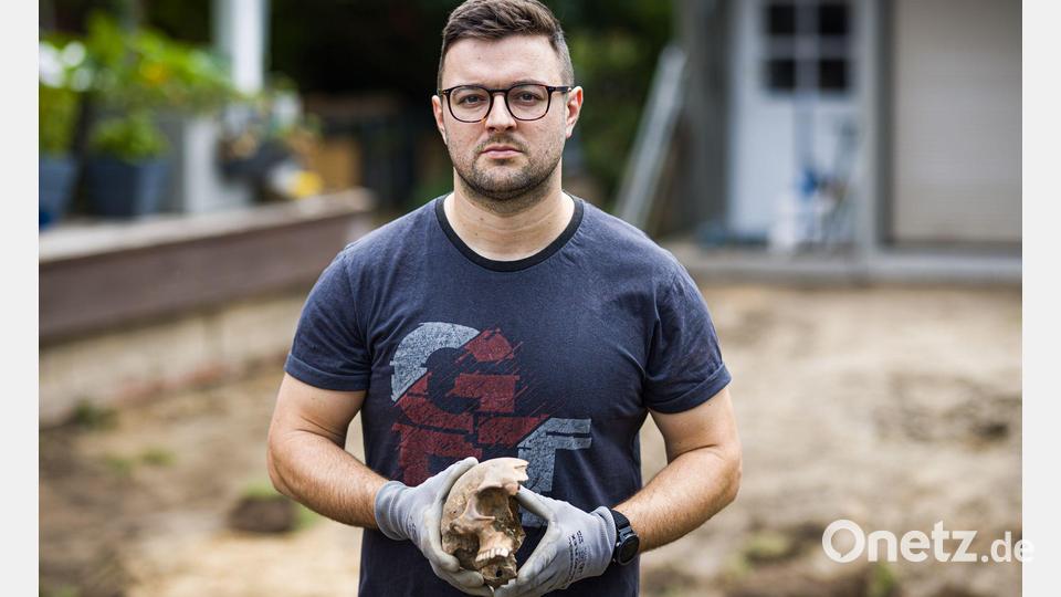 Felix Chall hat etliche Knochen in seinem Garten in Braunschweig gefunden. Bild: Moritz Frankenberg/dpa