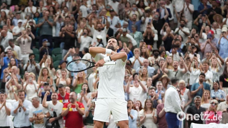 Novak Djokovic feiert seinen Sieg gegen Felix Auger-Aliassime in Wimbledon. Bild: Maja Smiejkowska/AP/dpa