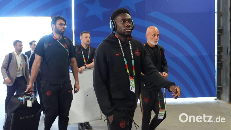 Alphonso Davies (M) fühlte sich nicht gut genug für das Achtelfinale. Bild: Eric Gay/AP/dpa
