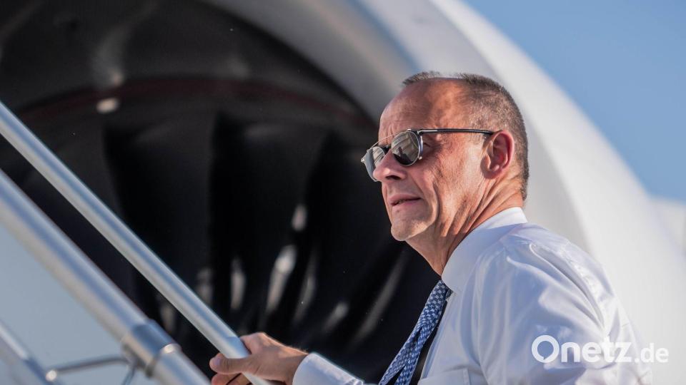 Kanzler Merz steigt nach dem Nato-Gipfel in Ankara in den Flieger. Bild: Michael Kappeler/dpa