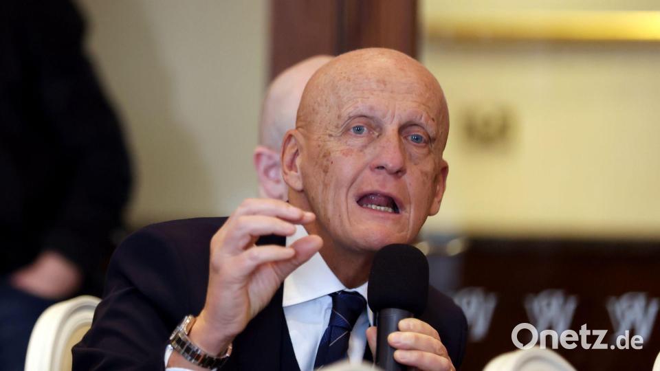 Auch Schiedsrichterchef Pierluigi Collina ist nicht frei von Kritik. (Archivbild) Bild: Peter Morrison/PA Wire/dpa