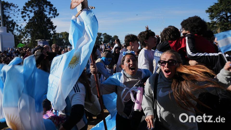In Argentinien kam es nach dem Achtelfinalsieg gegen Ägypten in vielen Städten zu spontanen Jubelfeiern. Bild: Rodrigo Abd/AP/dpa