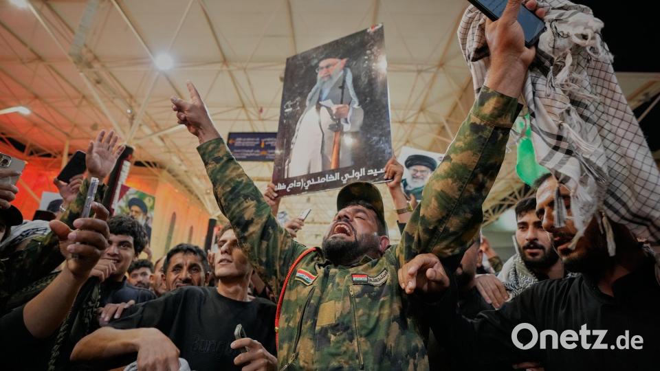 Menschen im Irak trauern um Irans getötetes Staatsoberhaupt Ajatollah Ali Chamenei. Bild: Hadi Mizban/AP/dpa