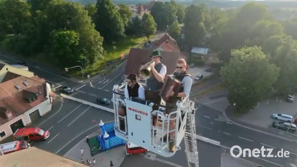 Wie passend: "Fliege mit mir in die Heimat" spielten die Musikanten der "Muhackl Muse" im Drehleiter-Korb in 30 Metern Höhe am Sulzbacher Feuerwehrfest. Von rechts: Leon Völkl, Johannes Pürner und Zacharias Hummel. Bild: Feuerwehr Sulzbach-Rosenberg