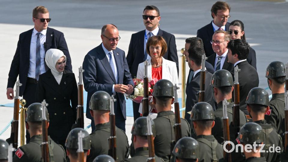 Merz und seine Frau Charlotte saßen beim Dinner neben Trump. Bild: Abdullah Güçlü/Anadolu Pool via AP/dpa