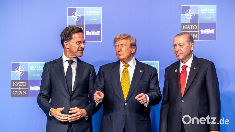 US-Präsident Donald Trump (M) steht zwischen Mark Rutte (l), Nato Generalsekretär, und Recep Tayyip Erdoğan, Präsident der Türkei, beim Nato-Gipfel. Bild: Michael Kappeler/dpa