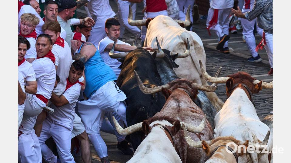 Eine der gefährlichsten Augenblicke des zweiten von insgesamt acht Läufen mit Kampfstieren während des umstrittenen San-Fermín-Festes im nordspanischen Pamplona. Bild: Miguel Oses/AP/dpa