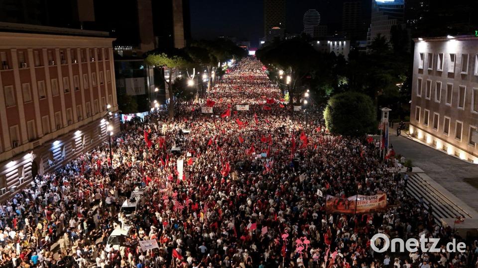 Seit gut 40 Tagen demonstrieren in Tirana große Menschenmengen gegen ein Tourismusprojekt in einem Naturschutzgebiet an der Adria. (Archivbild) Bild: Hameraldi Agolli/AP/dpa