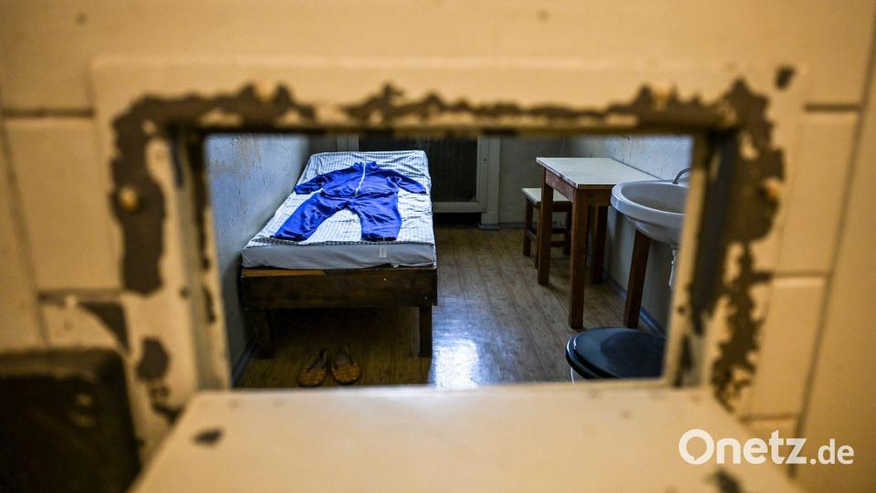 Der Blick in eine Zelle des ehemaligen Stasi-Gefängnisses in Berlin Hohenschönhausen ist bis heute bedrückend. Bild: Jens Kalaene/dpa