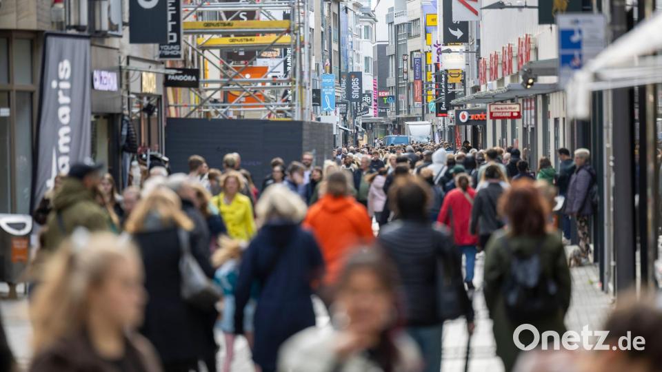 Verbände fordern, dass sonntags häufiger eingekauft werden kann. (Symbolbild) Bild: Thomas Banneyer/dpa