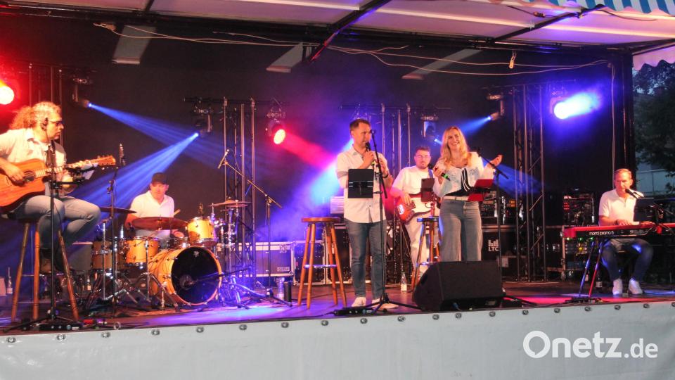 Die Band "Highline" mit Leader Norman Schelter (rechts) und Sängerin Julia präsentiert sich im Topform. Bild: Josef Pilfusek