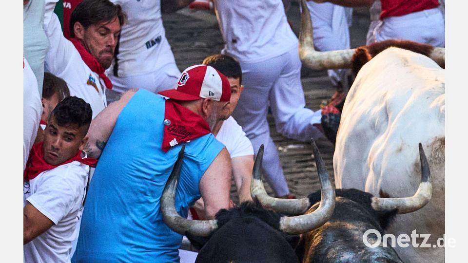 Auf Tuchfühlung mit dem Tod: Die spitzen und langen Hörner der Kampfstiere können den Läufern bei den Stierhatzen während des ebenso berühmten wie umstrittenen San-Fermín-Festes im nordspanischen Pamplona lebensgefährliche Verletzungen zufügen. Bild: Miguel Oses/AP/dpa