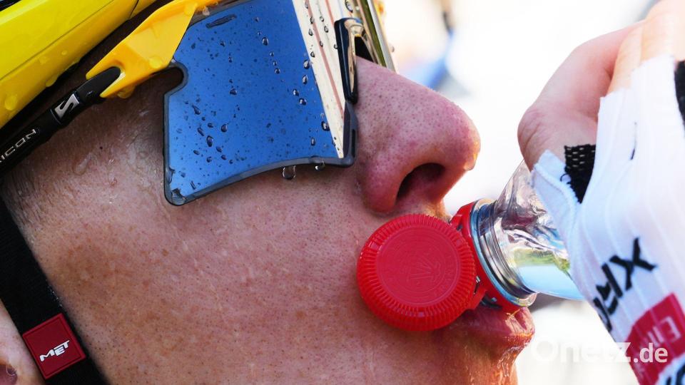 Viel trinken, Eiswürfel und Kühlwesten: So versuchen die Fahrer, Überhitzung zu vermeiden. Bild: Thibault Camus/AP Pool/dpa