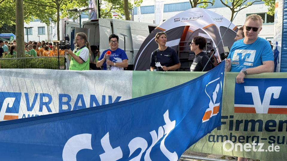 Zweite Bürgermeisterin Birgit Fruth (im blauen Shirt) gab das Startsignal. Mit dabei: Viola Vogelsang (Oberpfalz-Medien, Dritte von links) und Martin Sachsenhauser (VR-Bank, rechts). Bild: Uli Piehler