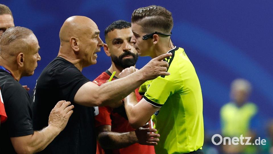 Werden wohl keine Freunde mehr: Schiedsrichter François Letexier und Ägyptens Coach Hossam Hassan. Bild: Erik S. Lesser/AP/dpa