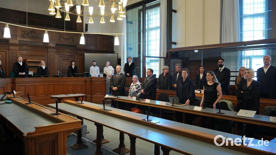 Die Nebenkläger mit ihren Anwälten im Mordprozess gegen einen Palliativarzt. Bild: Soeren Stache/dpa