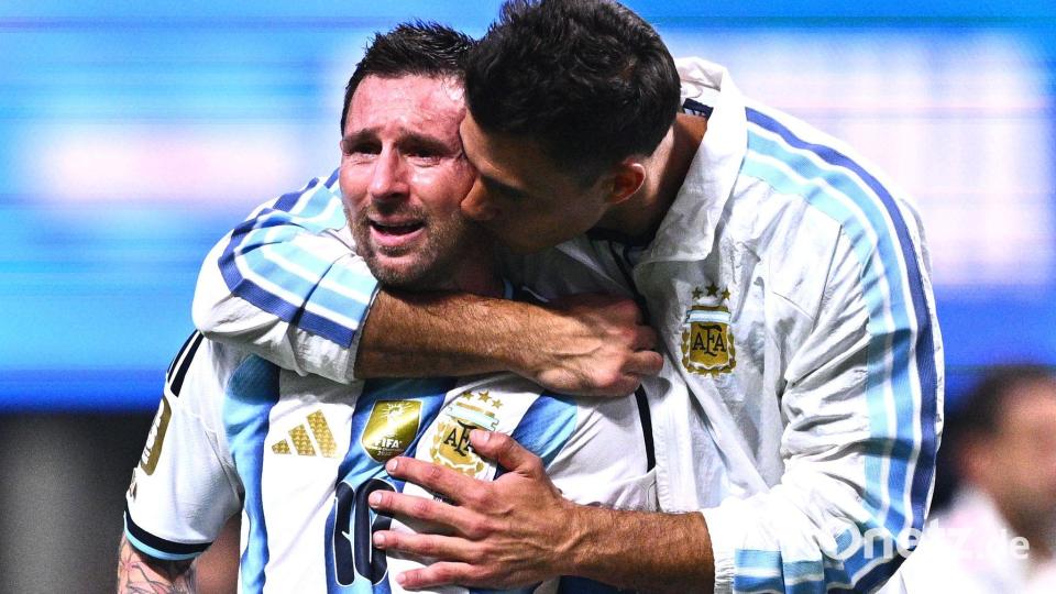 Ersatztorhüter Juan Musso (r) nimmt den weinenden Messi in den Arm. Bild: Tom Weller/dpa