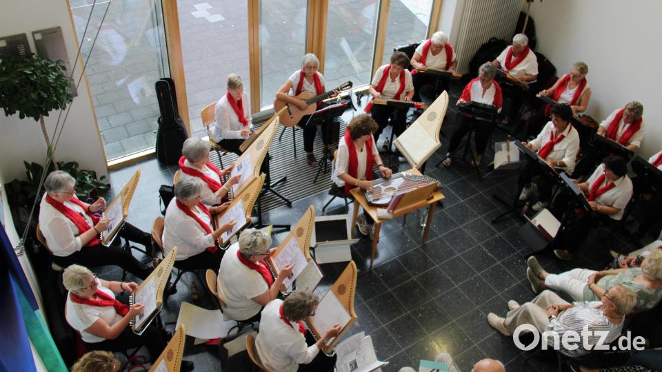 Die "Altenstädter Saitenzupfer" unter der Leitung von Heidi Reichl eröffneten am Dienstagabend traditionell die Sommerserenaden der Gemeinde Altenstadt. Bild: Hans Prem