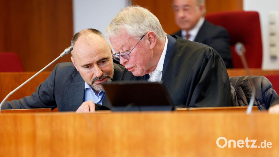 Kai-Uwe Steck neben seinem Anwalt Gerhard Strate (rechts). Bild: Thomas Banneyer/dpa