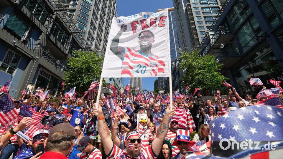 Die USA-Fans haben eine eigene Sichtweise auf den Fall Balogun. Bild: Eric Hiller/AP/dpa