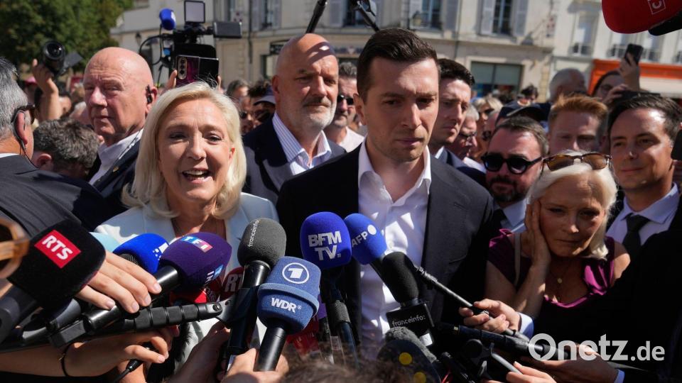 Marine Le Pen will gemeinsam mit Jordan Bardella in den Präsidentschaftswahlkampf ziehen. Bild: Michel Euler/AP/dpa