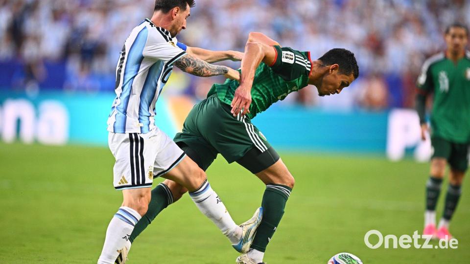 Lionel Messi trifft den Algerier Aissa Mandi rotwürdig. (Archivbild) Bild: Tom Weller/dpa