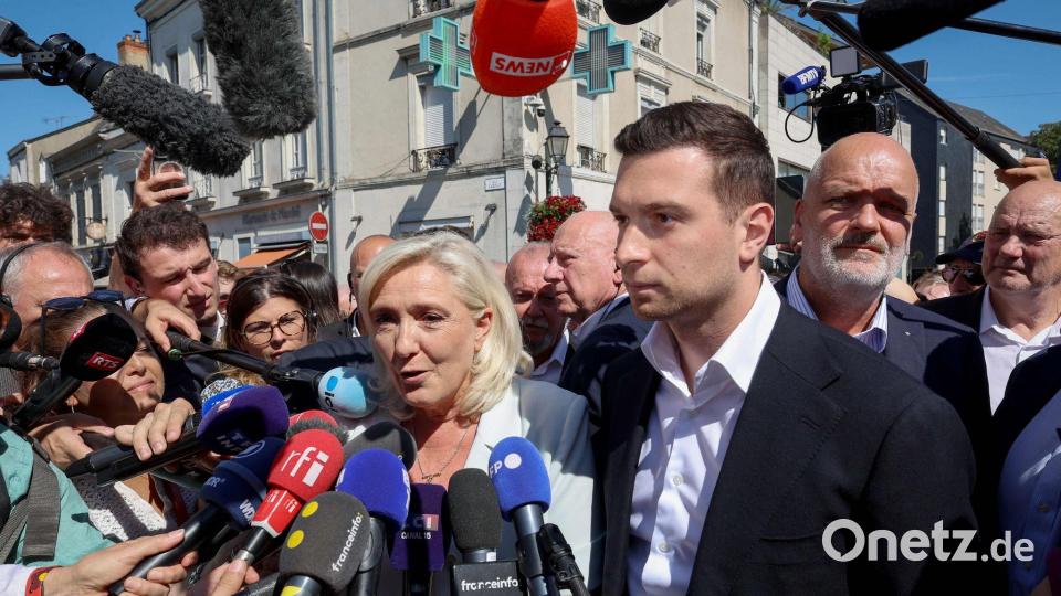 Jordan Bardella bekräftigte, er arbeite „Hand in Hand“ mit Marine Le Pen. Bild: Fred Tanneau/AFP/dpa