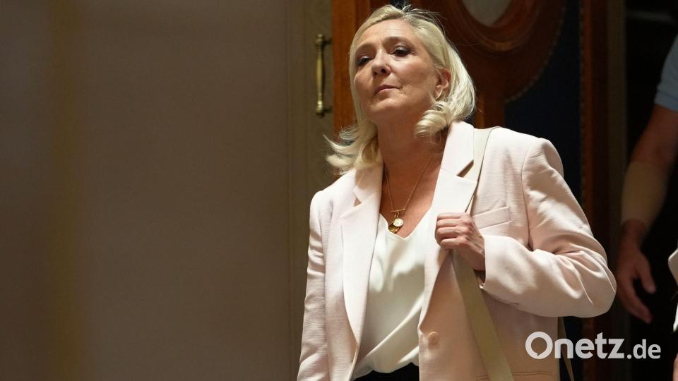 Marine Le Pen, Vorsitzende der Fraktion des Rassemblement National, verlässt nach der Urteilsverkündung in ihrem Berufungsverfahren den Gerichtssaal in der französischen Hauptstadt. Bild: Aurelien Morissard/AP/dpa