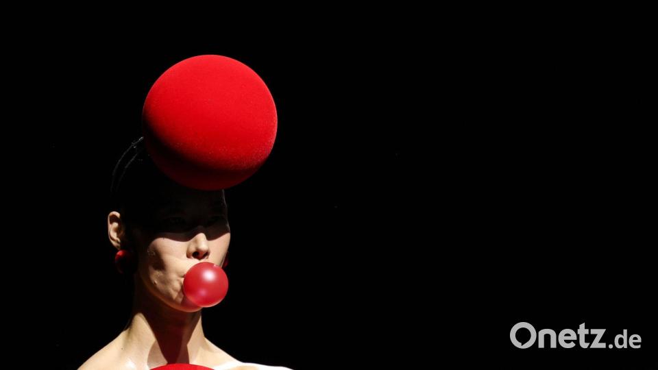 Buntes auf der Pariser Modewoche: Ein Model präsentiert eine Kreation aus der Damen-Haute-Couture-Kollektion Herbst/Winter 2026–2027 von Robert Wun. Bild: Behrouz Mehri/AFP/dpa
