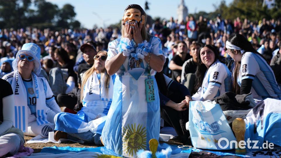 Fans in Buenos Aires verfolgen die Übertragung des Spiels. Bild: Rodrigo Abd/AP/dpa
