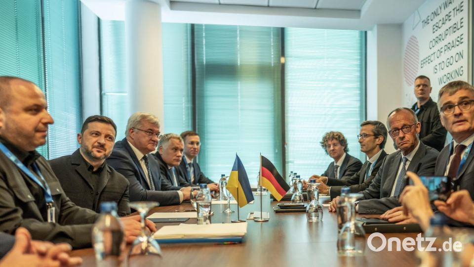 Selenskyj war als Gast zum Gipfel eingeladen - und beriet sich unter anderem mit Kanzler Friedrich Merz. Bild: Michael Kappeler/dpa-Pool/dpa