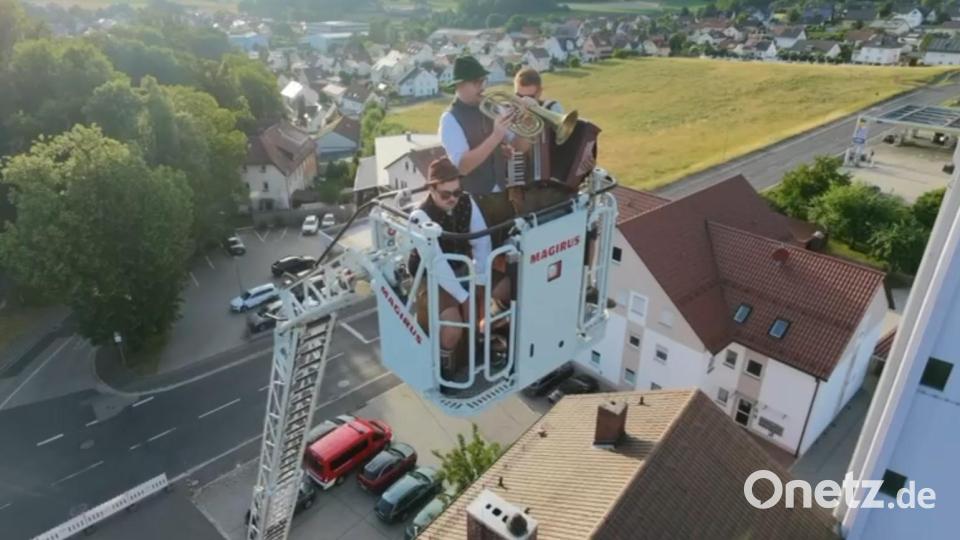 "Etwas eng, aber absolut windstill und eine super Aussicht": So beschrieb Johannes Pürner (Basstrompete) den Auftritt im Feuerwehr-Korb. Bild: Feuerwehr Sulzbach-Rosenberg
